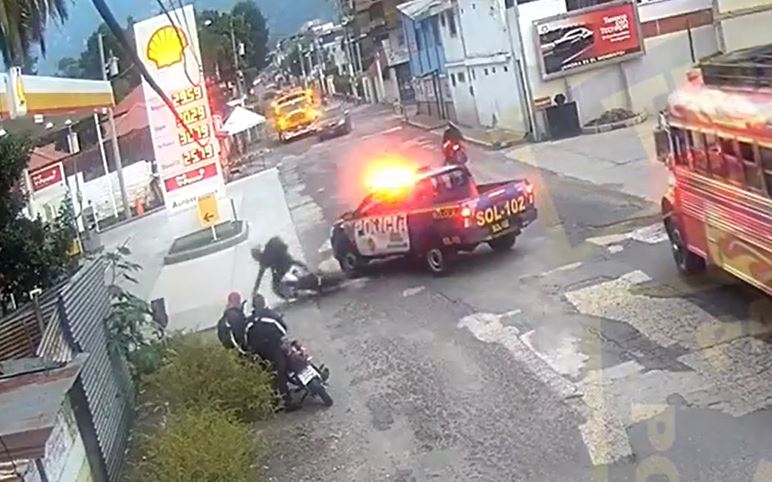 Video: Motorista rebasa a gran velocidad y choca contra una autopatrulla de la PNC, en Panajachel