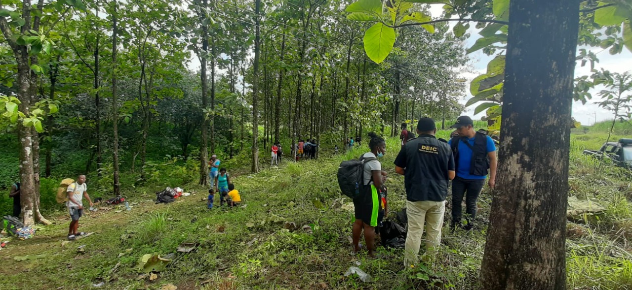 Un grupo de 41 haitianos fue abandonado en los cañaverales de una finca en Retalhuleu, la Policía Nacional Civil los rescató. (Foto Prensa Libre: PNC) 
