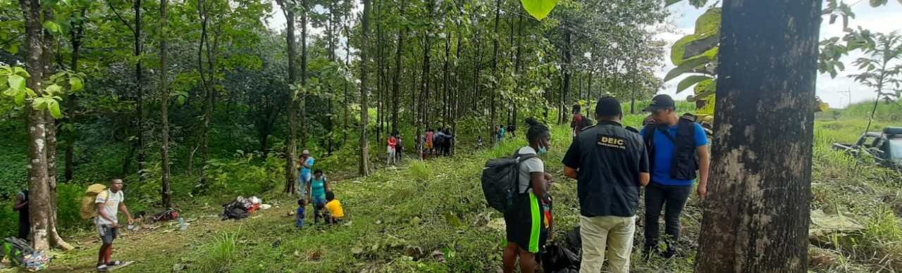 Un grupo de 41 haitianos fue abandonado en los cañaverales de una finca en Retalhuleu, la Policía Nacional Civil los rescató. (Foto Prensa Libre: PNC) 