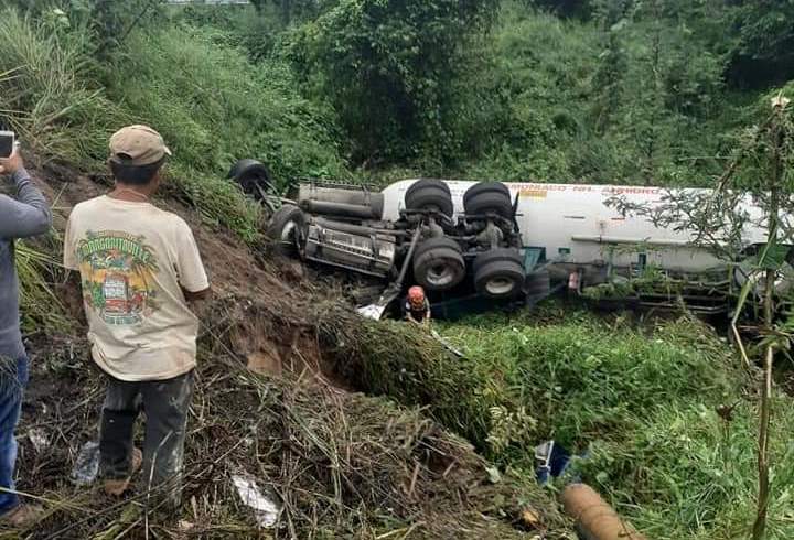 Muere un camionero tras un accidente de tráfico ocurrido esta madrugada en la ruta CA-2, Patulul, Suchitepéquez. (Foto Prensa Libre: Marvin Túnchez) 
