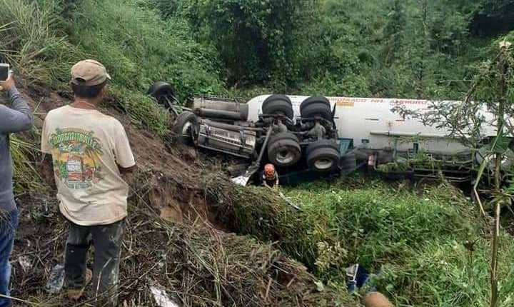 Muere un camionero tras un accidente de tráfico ocurrido esta madrugada en la ruta CA-2, Patulul, Suchitepéquez. (Foto Prensa Libre: Marvin Túnchez) 