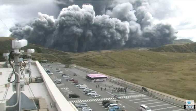 El volcán Aso en Japón hizo erupción este miércoles, arrojando una columna gigante de ceniza a miles de metros hacia el cielo. (Foto Prensa Libre: Twitter) 