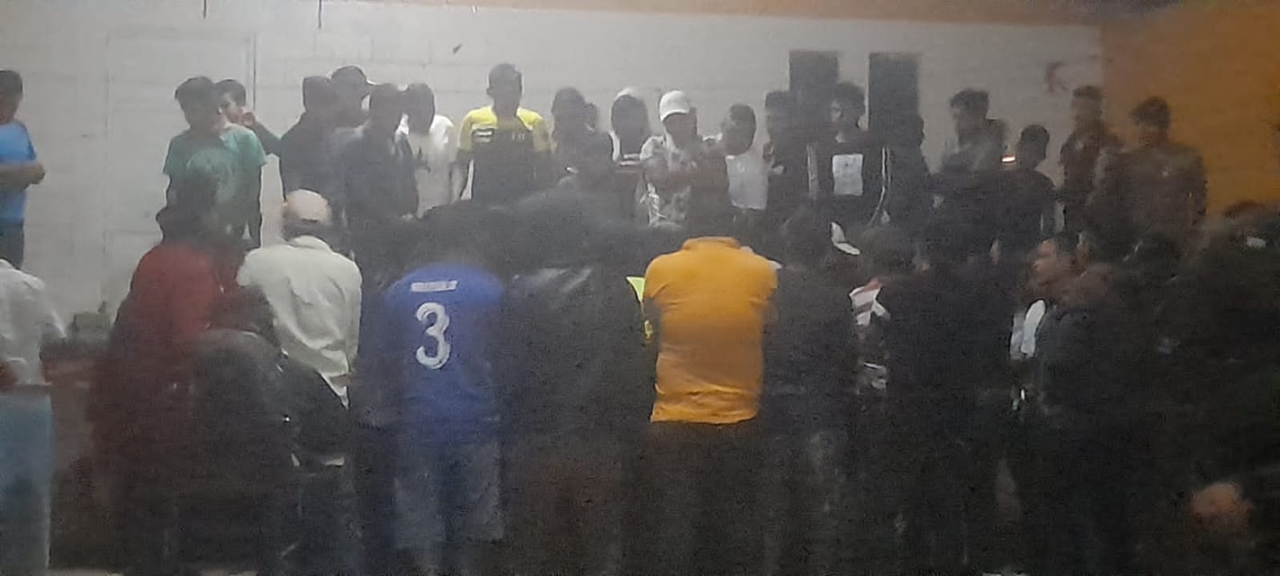 Alcalde de Tajumulco y algunos integrantes de su Concejo fueron retenidos supuestamente por escandalizar en la vía pública. (Foto Prensa Libre: Facebook)  