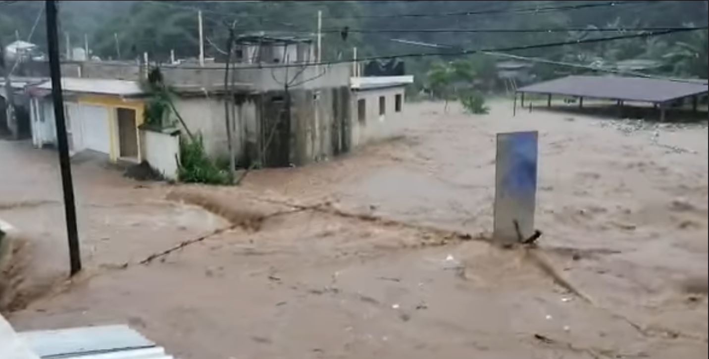 El río Maza en Coatepeque, Quetzaltenango, se desbordó, se reportan casas y un turicentro inundado. (Foto Prensa Libre: Faebook) 