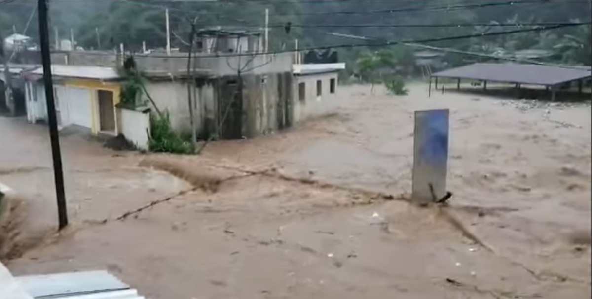 Impresionantes videos muestran cómo un río se desborda e inunda varias viviendas en Coatepeque