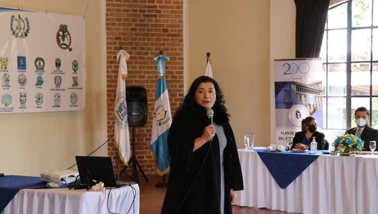 Blanca Alfaro, magistrada del TSE instó a alcaldes de Quiché a reelegirse en la próxima contienda electoral. (Foto Prensa Libre: Héctor Cordero)
