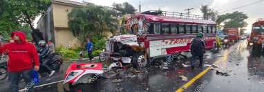 Tres autobuses y un vehículo particular se vieron involucrados en el accidente. (Foto: CBV)