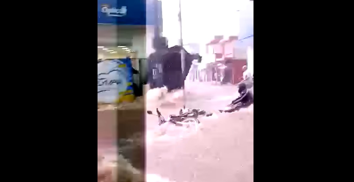 Correntadas en Santa Lucía Cotzumalguapa, Escuintla, arrastran a dos motoristas que fueron rescatados por Bombero Voluntarios. (Foto Prensa Libre: Relax TV/Facebook) 