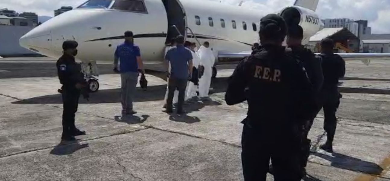 Agentes de la PNC escoltan a cuatro guatemaltecos que son entregados a EE. UU. por ser requeridos por delitos de narcotráfico. (Foto Prensa Libre: PNC)