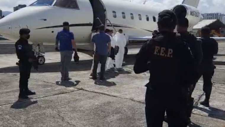 Agentes de la PNC escoltan a cuatro guatemaltecos que son entregados a EE. UU. por ser requeridos por delitos de narcotráfico. (Foto Prensa Libre: PNC)