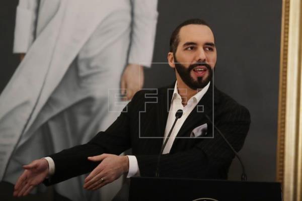 El presidente salvadoreño Nayib Bukele ha causado polémica por los mensajes que divulga mediante la red social Twitter. (Foto Prensa Libre: EFE)