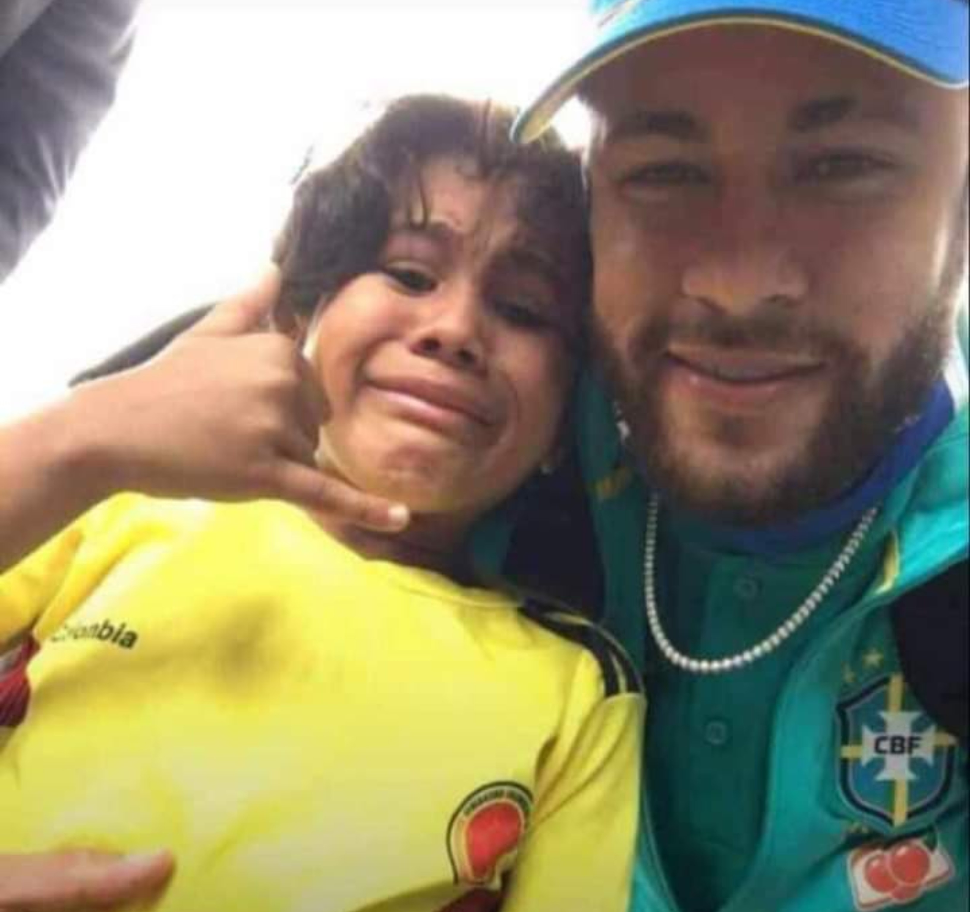 Neymar abrazó al niño y le dio un par de palmaditas, mientras los espectadores apreciaban el enternecedor momento. Así mismo se retiró la mascarilla para tomarse esta foto. Foto redes sociales.