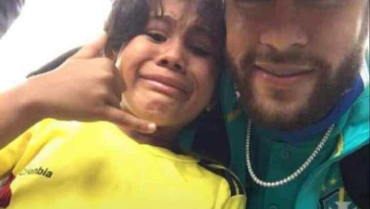Neymar abrazó al niño y le dio un par de palmaditas, mientras los espectadores apreciaban el enternecedor momento. Así mismo se retiró la mascarilla para tomarse esta foto. Foto redes sociales.