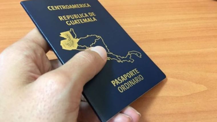 Miles de trabajadores en el extranjero también necesitan sus pasaportes para renovar contratos. (Foto: Hemeroteca PL)