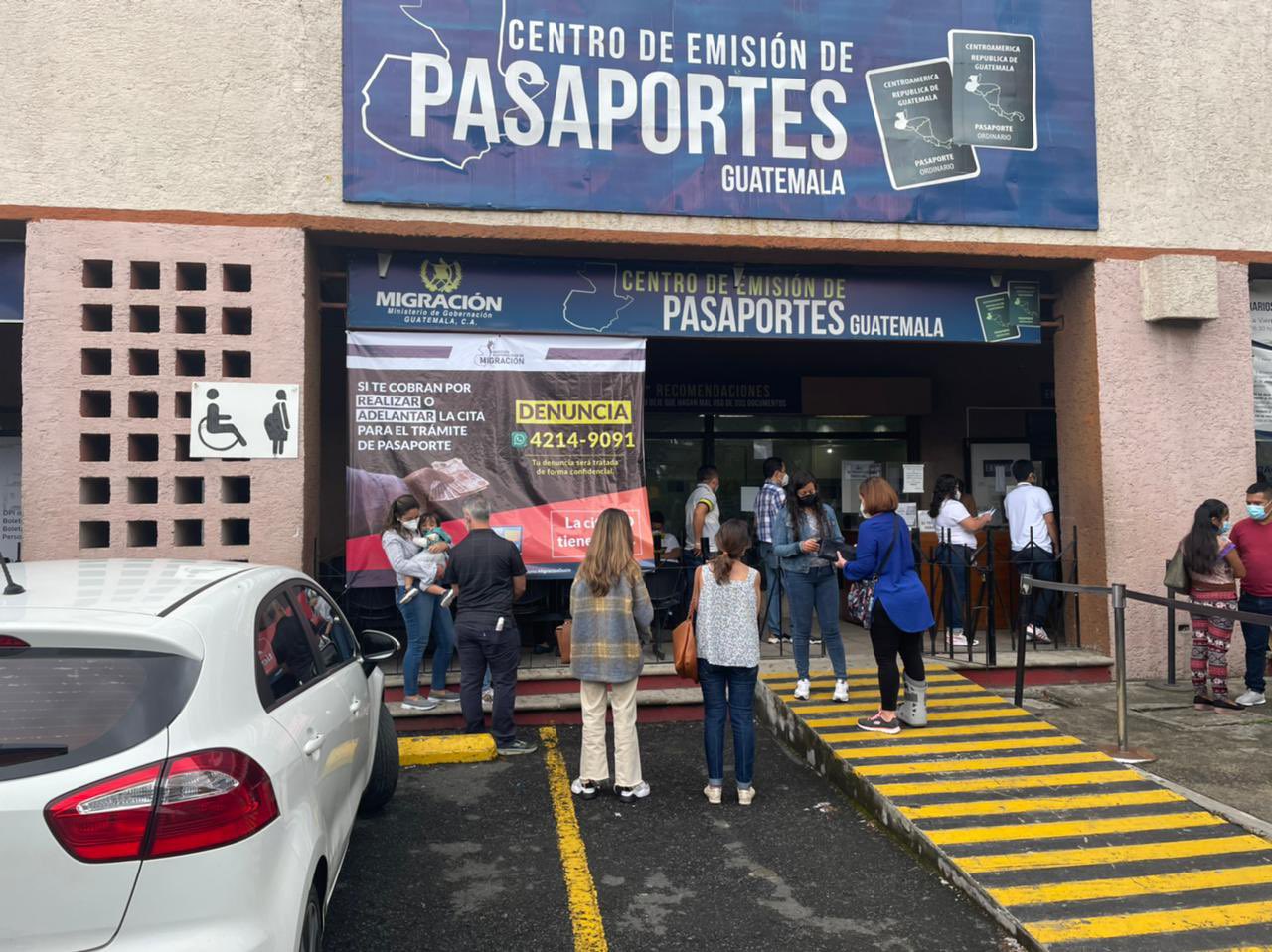 Usuarios reportan que tramitadores ofrecen citas para obtener el pasaporte en los alrededores de Migración. (Foto Prensa Libre: IGM)