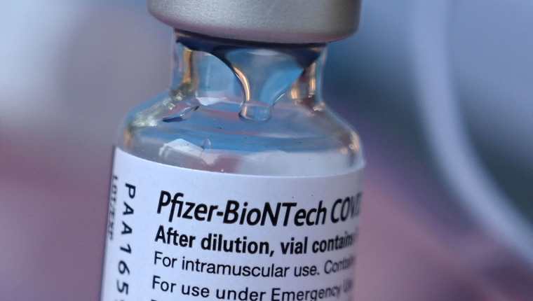 Pfizer busca que su vacuna contra el coronavirus pueda ser aplicada en niños de 5 a 11 años. (Foto Prensa Libre: AFP)