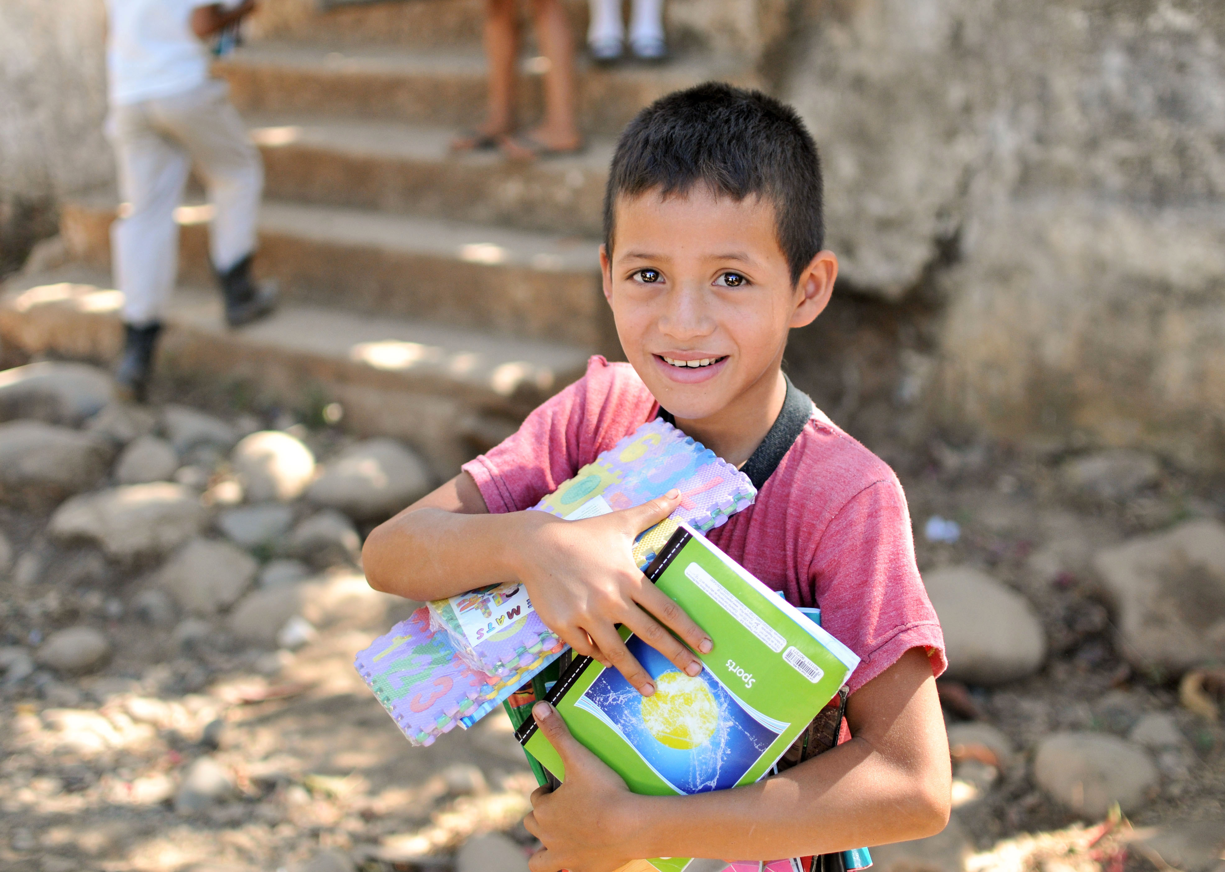 El proyecto  impulsa mejoras para el acceso a la formación primaria a través de donaciones de útiles escolares. (Foto Prensa Libre: Cortesía Amalia Jarquín)