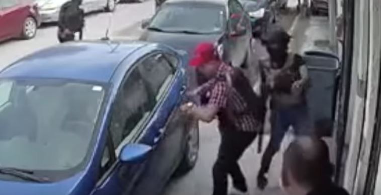 Video: el angustiante momento que vivió una familia cuando grupo armado les robó sus vehículos para huir