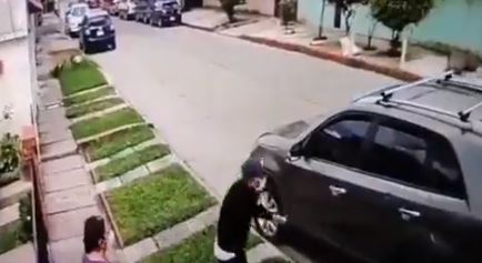Video: sujeto amenaza a mujer y en segundos le roba automóvil en la zona 3 de Mixco