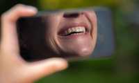 Una mujer toma una selfie. Los filtros de los móviles permiten agrandar ojos y alisar la piel en las imágenes que se difunden por las redes sociales. Pero cada vez son más las personas que quieren tomar este aspecto en la realidad, con ayuda de cirujanos plásticos en lugar de asistentes digitales. Foto Prensa Libre: Friso Gentsch/dpa