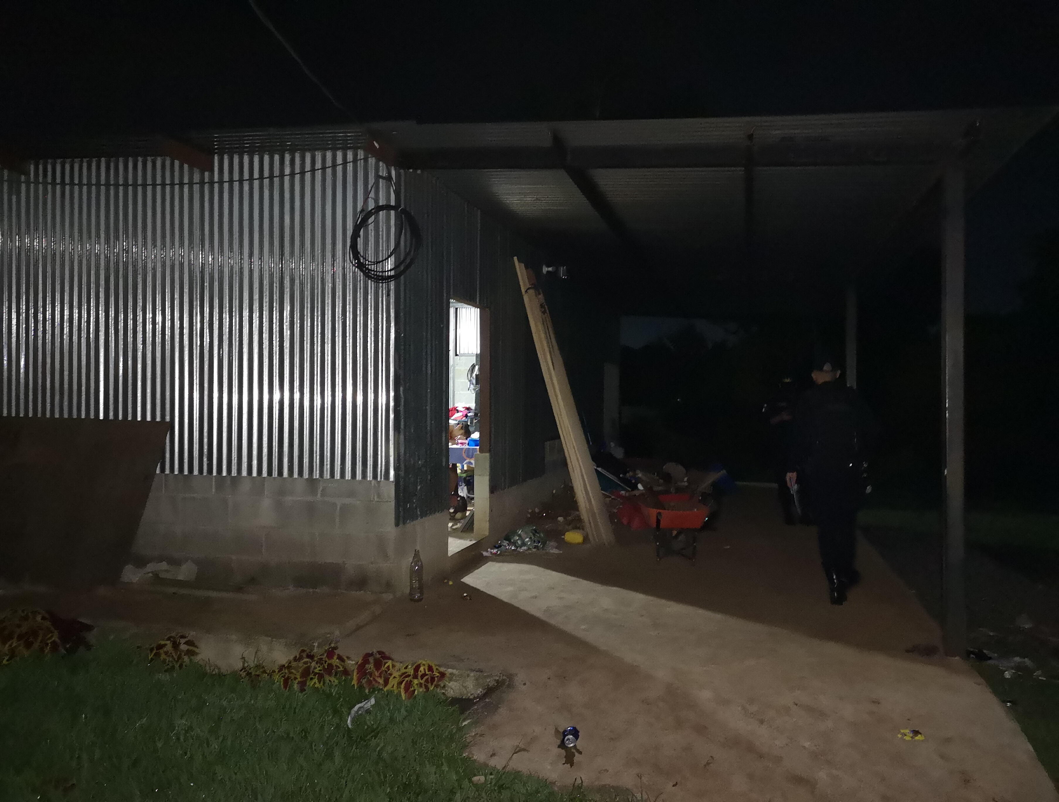 Agentes de la PNC recaban evidencias luego de un ataque armado en el que murió una mujer, en la zona 4 de Retalhuleu. (Foto Prensa Libre: Victoria Ruiz)