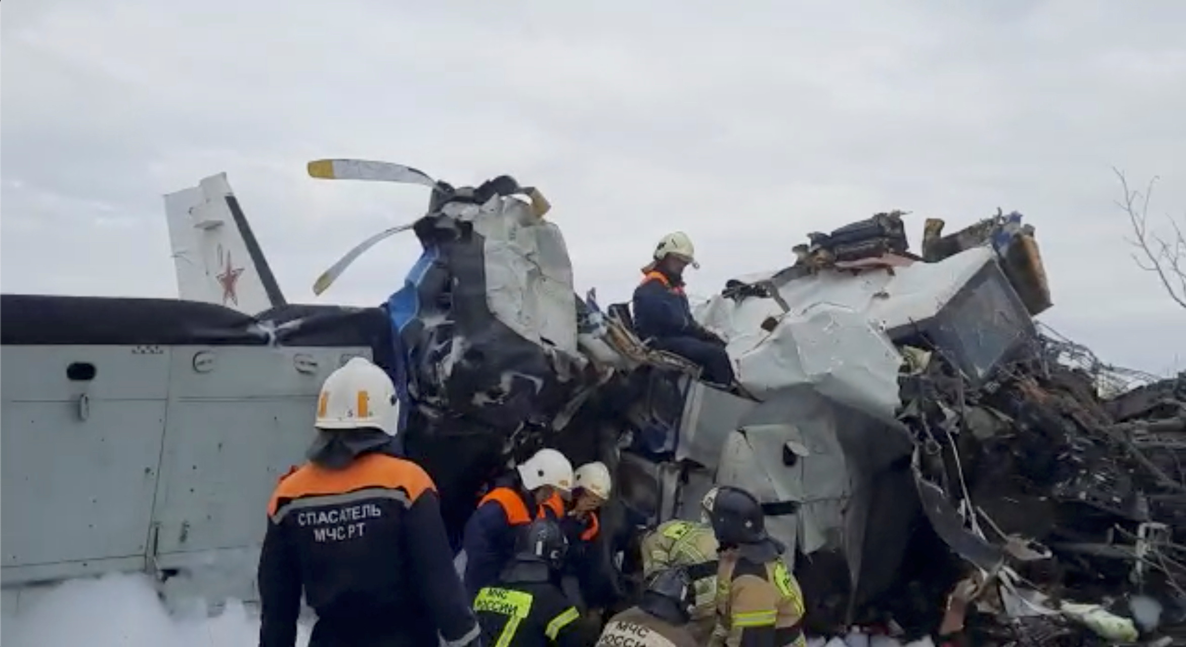 Trabajadores de emergencia en los restos de un avión L-410 en el sitio donde se estrelló, en la ciudad rusa de Menzelinsk. (Foto Prensa Libre: REUTERS)