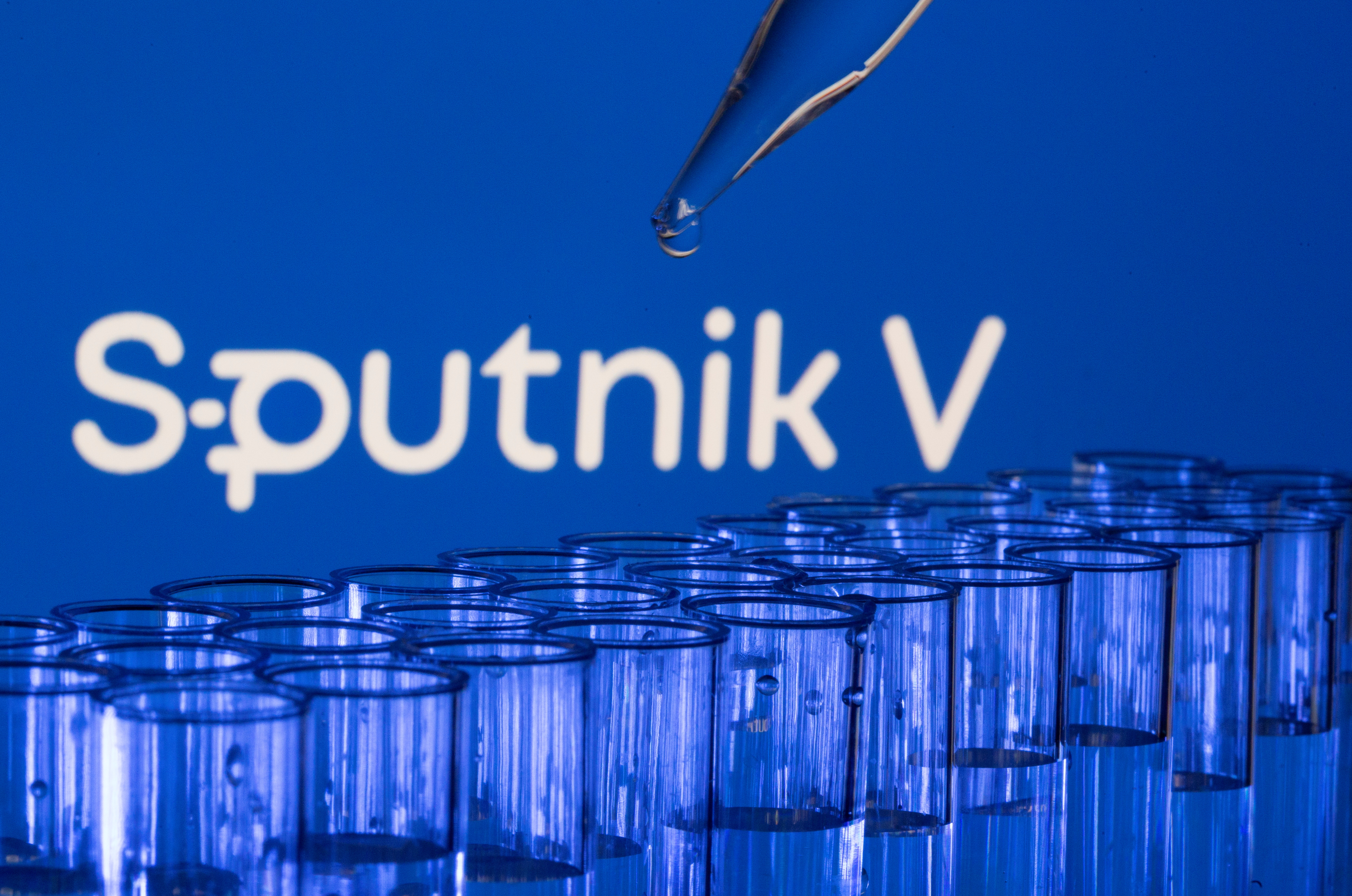 Varios tubos de ensayo frente al logotipo de la vacuna Sputnik V contra el covid-19 en esta imagen de ilustración tomada el 21 de mayo de 2021.  (Foto Prensa Libre: Reuters)