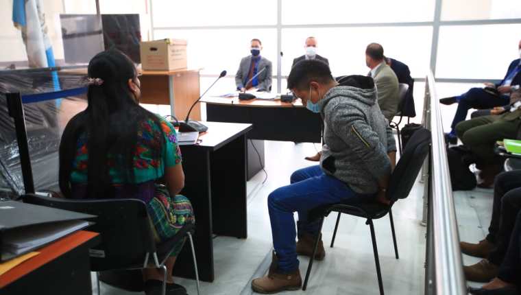 Rudy López Pablo escucha el fallo del Juzgado de Turno por los señalamientos de daños a bienes culturales. (Foto Prensa Libre: Carlos Hernández)