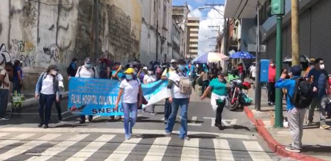 Salubristas se manifiestan en la zona 1 de la capital para exigir una serie de demandas. (Foto Prensa Libre: Andrea Domínguez)