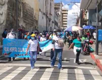Salubristas manifiestan en la capital y exigen más personal y equipo para hospitales