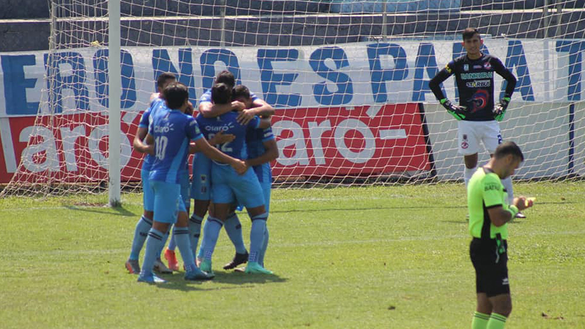 Los jugadores de Santa Lucía festejando uno de sus tres goles bajo la mirada del portero rival, José Carlos García. (Foto Prensa Libre: Liga Nacional Facebook)
