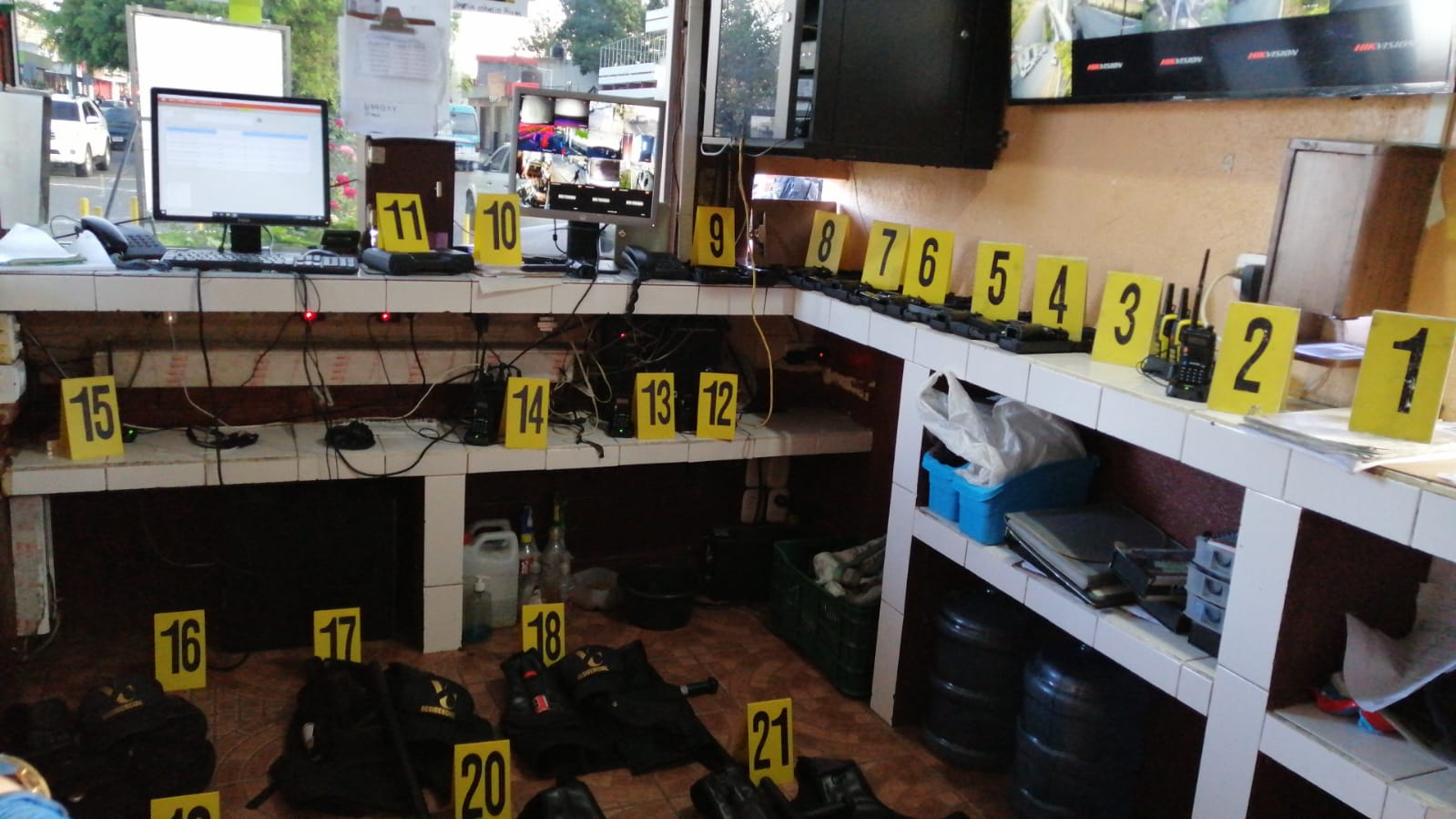 Personal de la Fiscalía contra el Crimen Organizado del MP revisa las instalaciones donde operaba una empresa de seguridad privada ilegal, en San Cristóbal, Mixco. (Foto Prensa Libre: Ministerio Público)