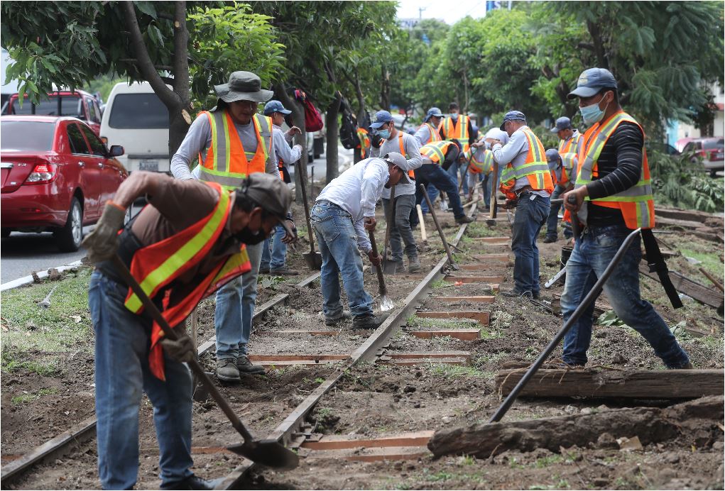Brigadas de trabajo despejan tramos de la vía férrea ubicados en varias zonas capitalinas y evalúan el estado de los rieles y durmientes. (Foto Prensa Libre: Érick Ávila)