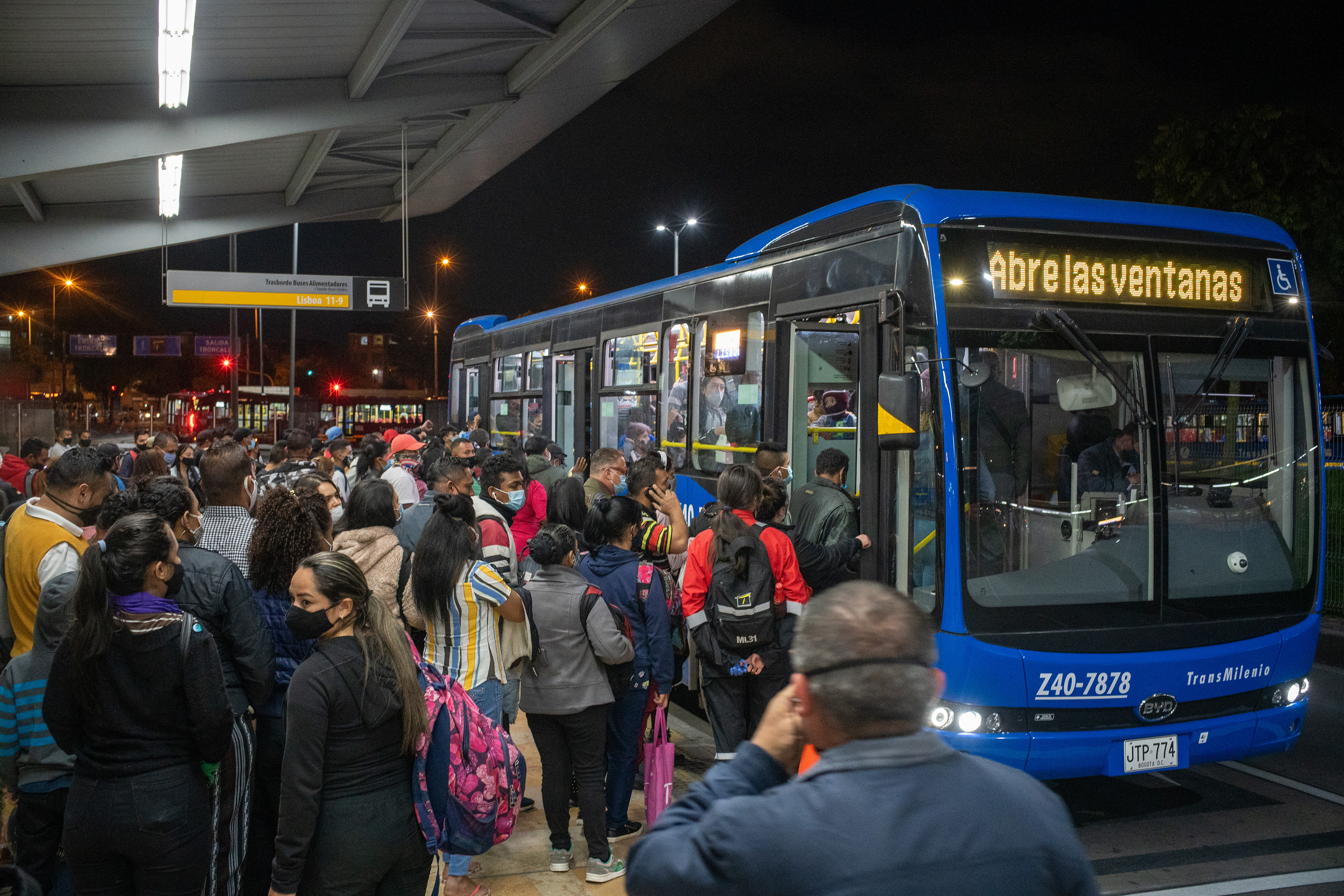 Autobuses eléctricos recogen a pasajeros en Bogotá, Colombia, el 8 de marzo de 2021. (Federico Rios/The New York Times)