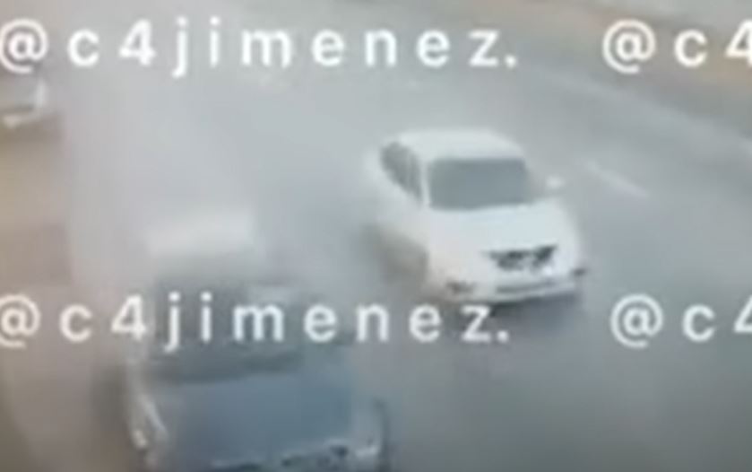 Video: el impresionante momento en que un empresario embistió con su camioneta a motosicarios que intentaron asesinarlo