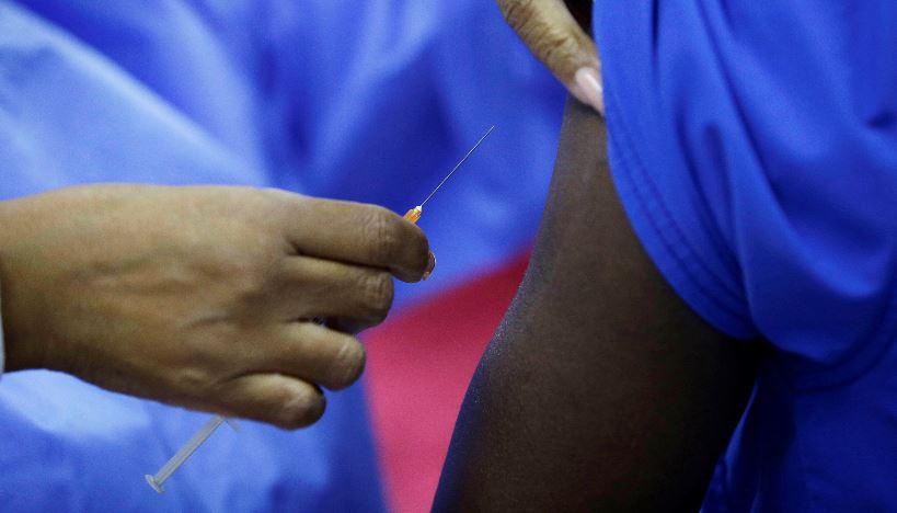 Algunos países ya aplican vacunas de refuerzo contra el covid-19. (Foto Prensa Libre: EFE)