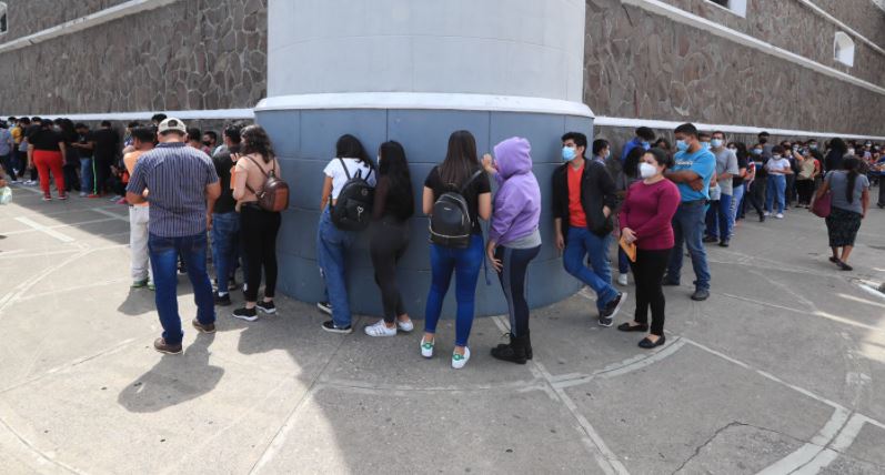 Guatemaltecos acuden a centros de vacunación para prevenir el covid-19. (Foto Prensa Libre: Elmer Vargas)