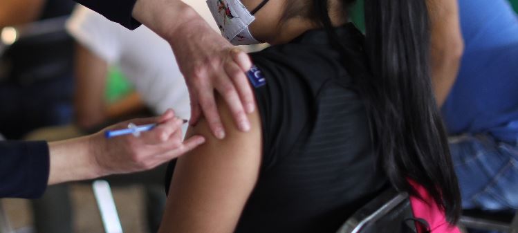 Guatemala ya comenzó la vacunación de menores contra el covid-19. (Foto Prensa Libre: EFE)
