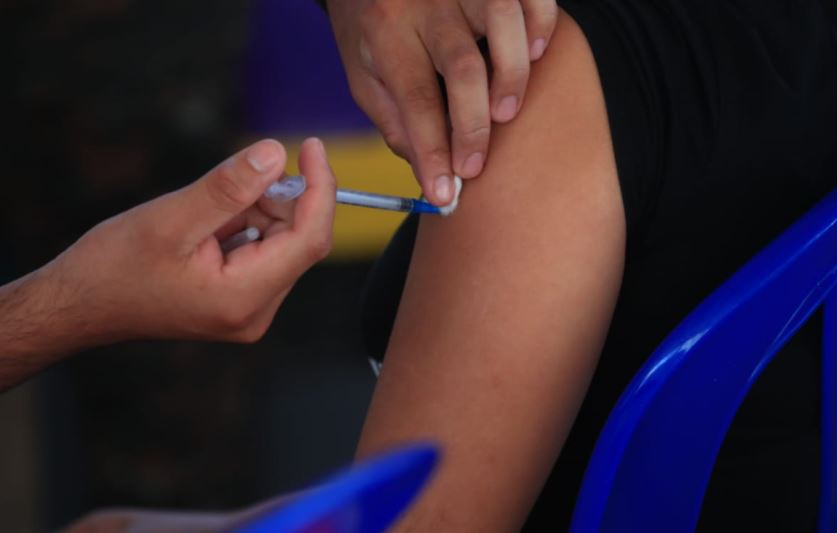 Guatemaltecos acuden a centros de vacunación para protegerse contra el covid-19. (Foto Prensa Libre: Carlos Hernández) 