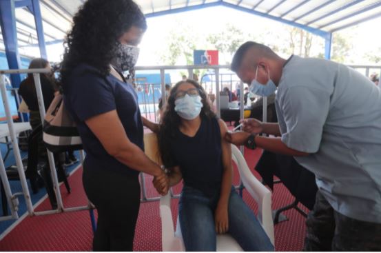 Keren Victoria Rodríguez Gómez, de 15 años, recibe la vacuna contra el coronavirus. (Foto Prensa Libre: Juan Diego González)