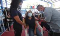 Keren Victoria Rodríguez Gómez, de 15 años, recibe la vacuna contra el coronavirus. (Foto Prensa Libre: Juan Diego González)
