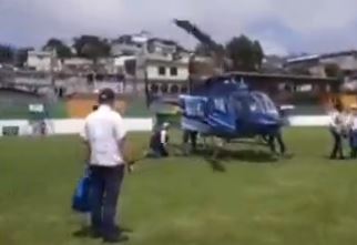 Graban el momento en que viceministro del Maga sufre caída al bajar de helicóptero en Sololá