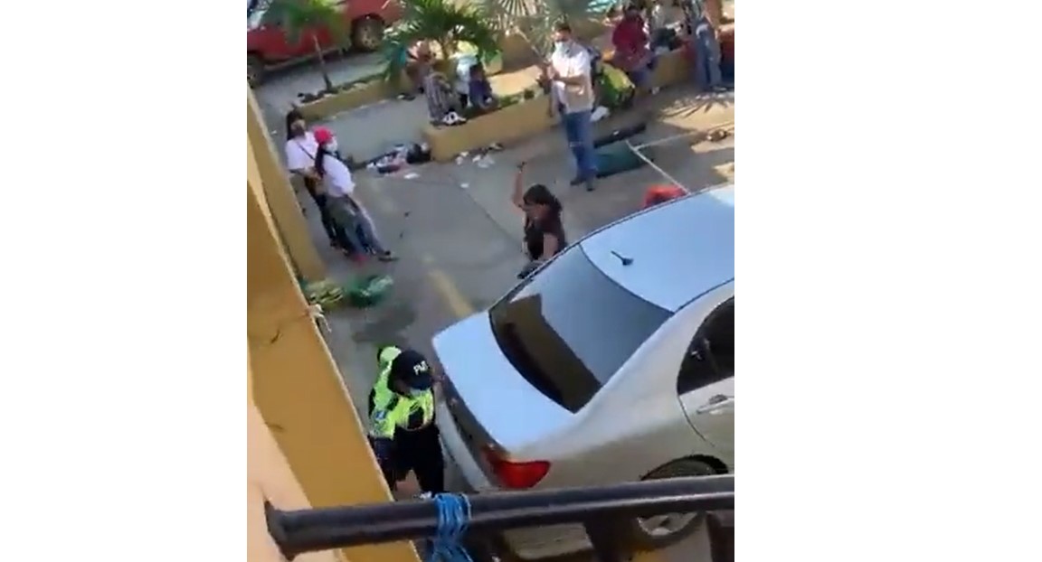 Qué se sabe del video donde una mujer con un palo en la mano persigue a un agente de la Policía de Tránsito en Chiquimula e intenta agredirlo
