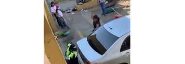 Circula en redes sociales video donde una mujer intenta agredir con un palo a un agente  de tránsito. (Foto Prensa Libre: Twitter) 
