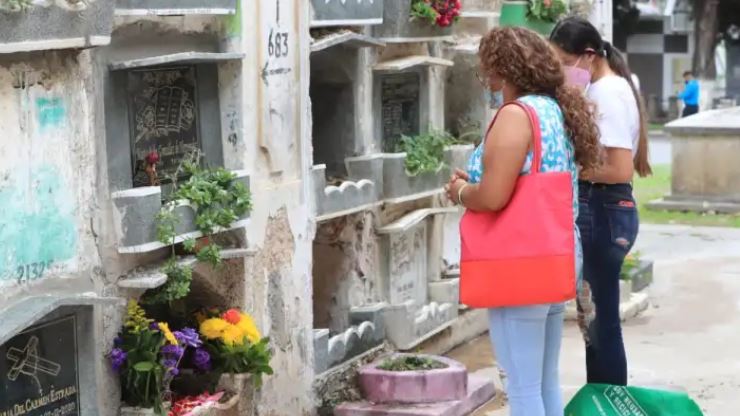 Las visitas a los cementerios este 31 de octubre y el 1 y 2 de noviembre están prohibidas por el covid-19. (Foto Prensa Libre: Hemeroteca PL)

