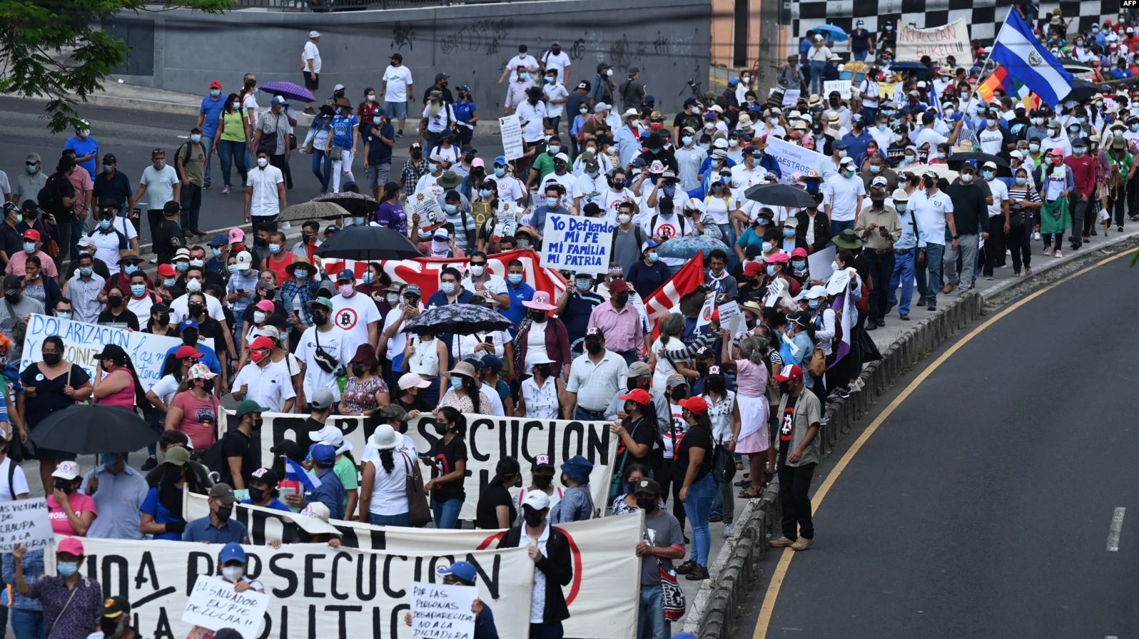  Sociedad civil salvadoreña protesta contra las políticas del presidente Nayib Bukele en el Día de la Independencia en San Salvador, el 15 de septiembre de 2021. 