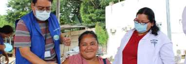 Líderes de Cocodes de Chisec están empezando a aceptar la vacuna contra el covid-19 después de varios esfuerzos del personal de salud que compiten con la desinformación que surge alrededor del virus. (Foto Prensa Libre: cortesía Área de Salud Alta Verapaz)
