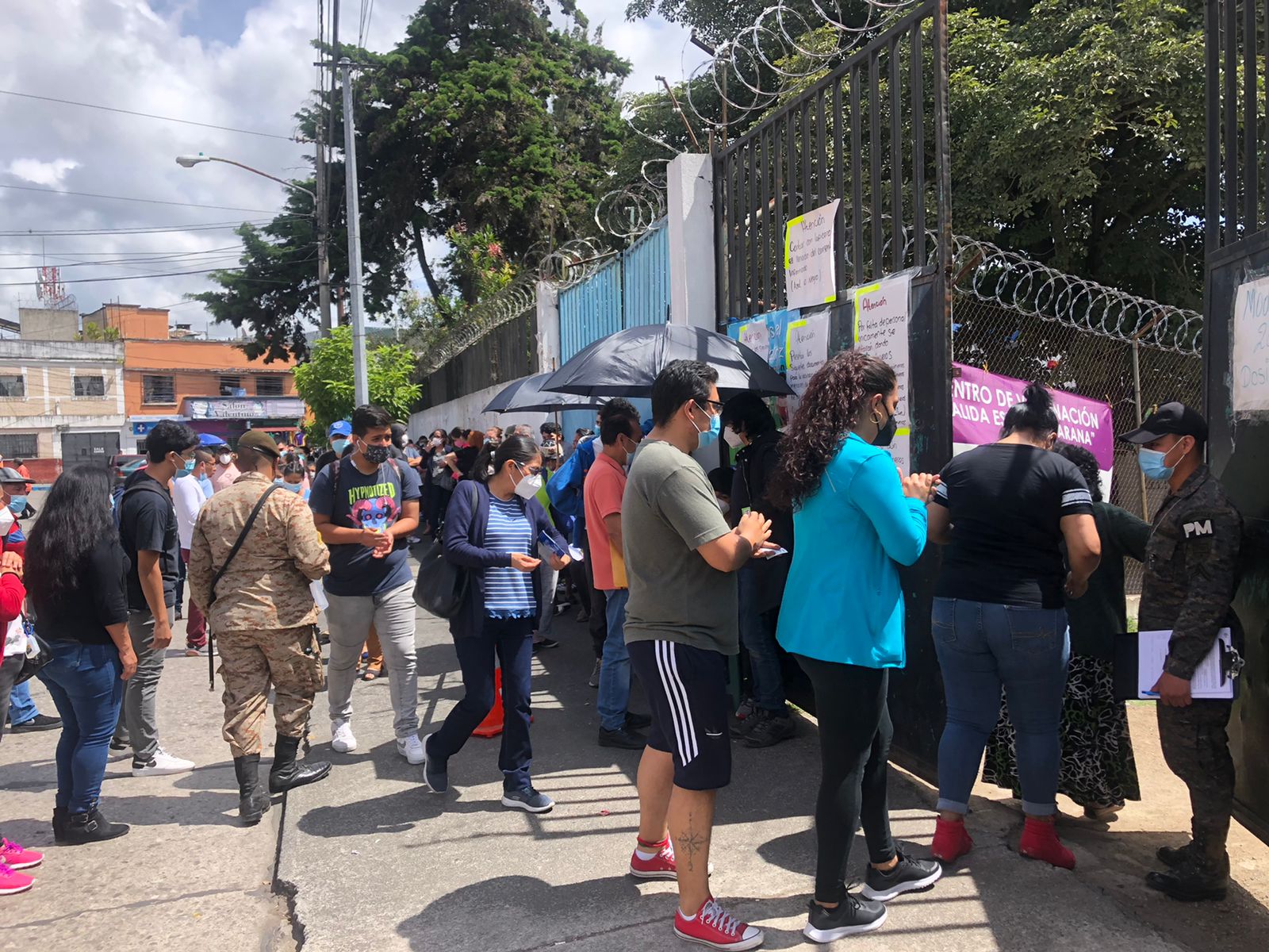 Personas hacen cola en el centro de vacunación Álida España, zona 3. (Foto Prensa Libre)
