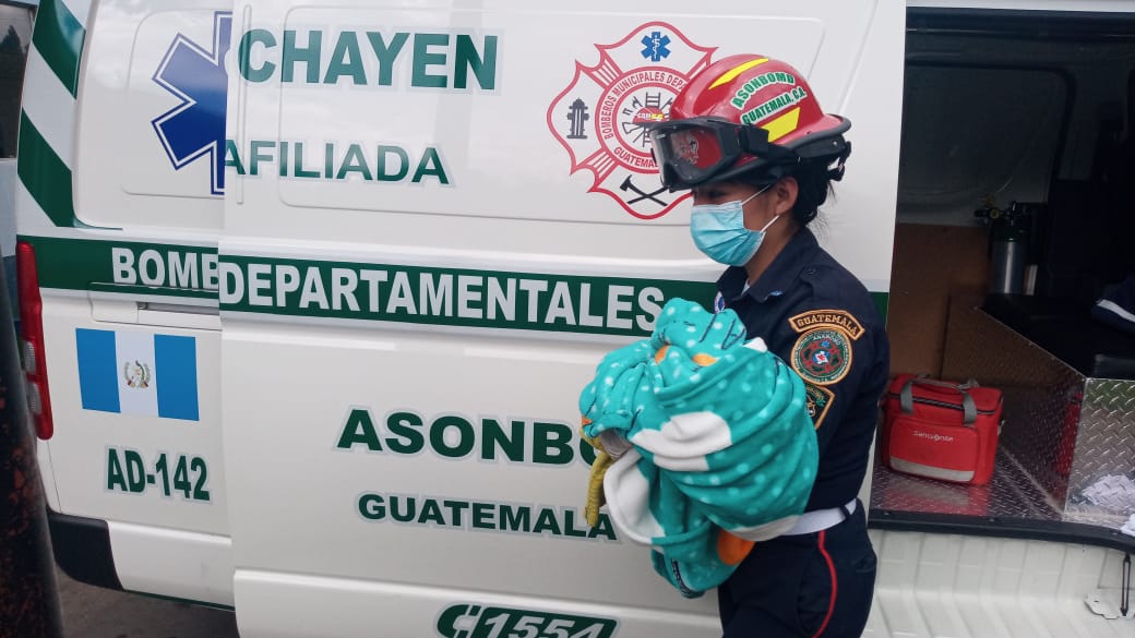 El pequeño fue llevado al hospital para recibir atención médica. Foto Prensa Libre: Bomberos Municipales Departamentales. 