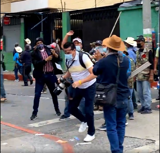 Veteranos militares del Ejército de Guatemala agreden al fotoperiodista de Prensa Libre, Esbin García, quien documentaba los disturbios causados por este grupo en el Congreso de la República, el martes 19 de octubre de 2021. (Foto Prensa Libre: Cortesía Quorum.gt)